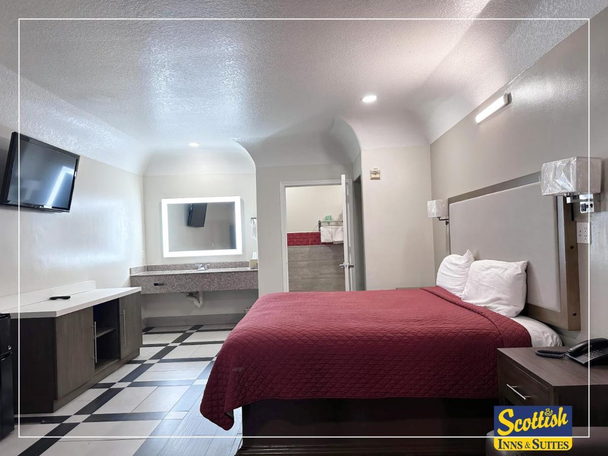 Scottish Inn & Suites Sam Houston Parkway Экстерьер фото