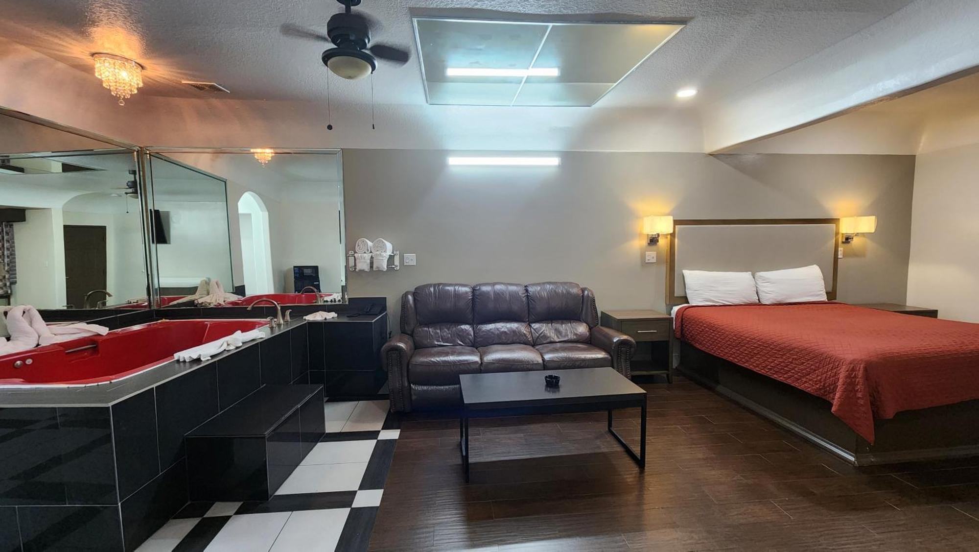 Scottish Inn & Suites Sam Houston Parkway Экстерьер фото