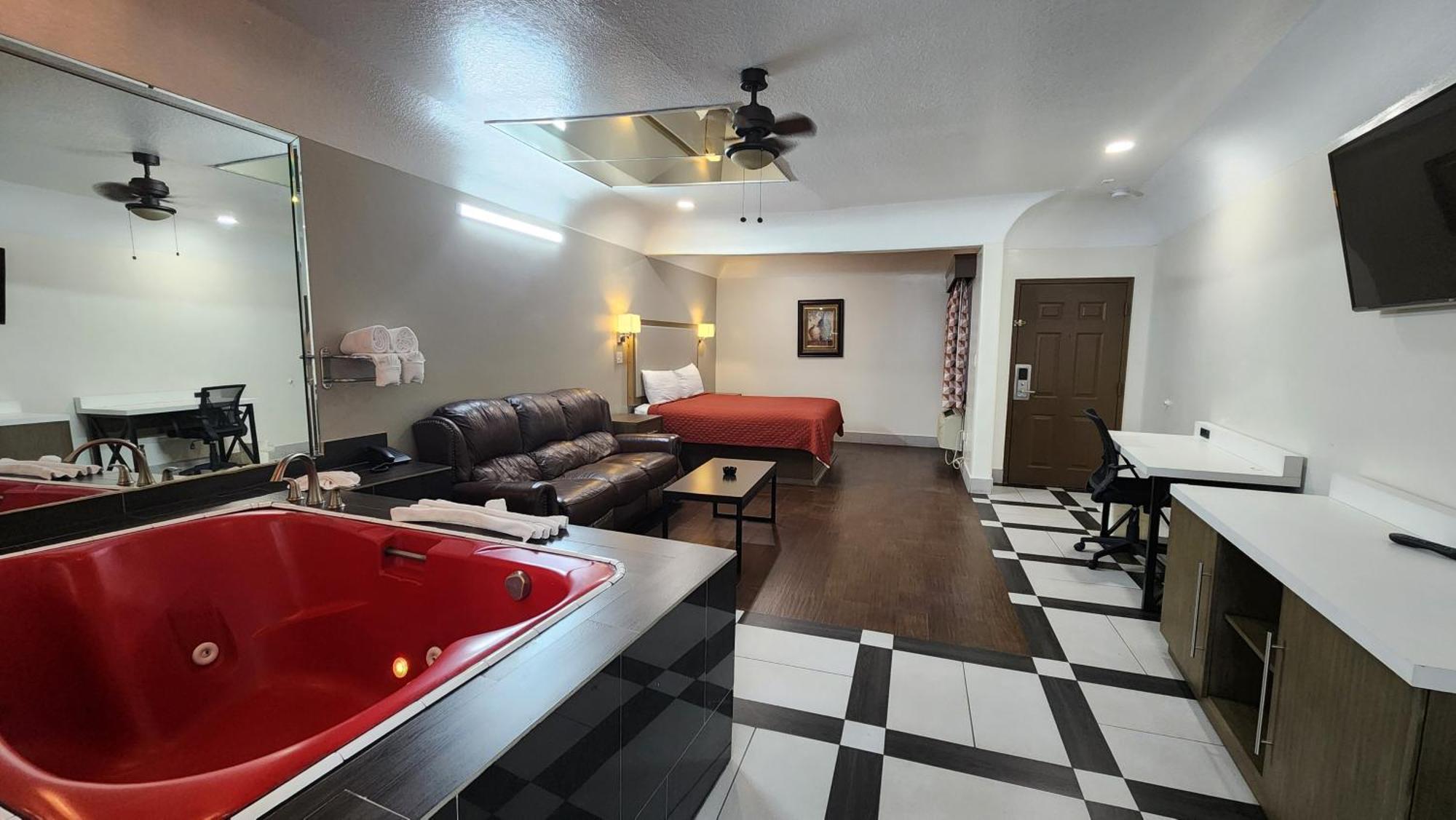 Scottish Inn & Suites Sam Houston Parkway Экстерьер фото