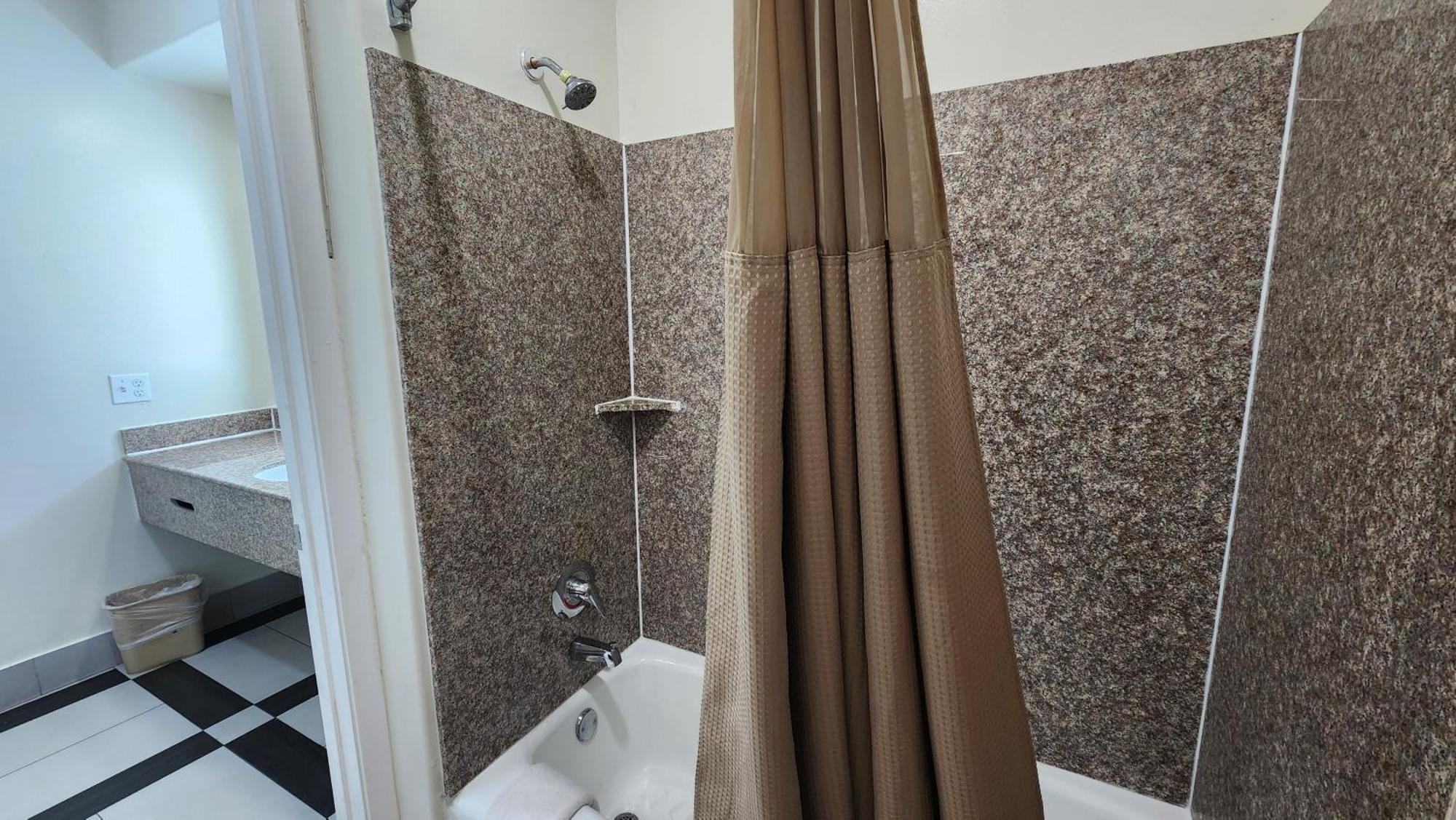 Scottish Inn & Suites Sam Houston Parkway Экстерьер фото