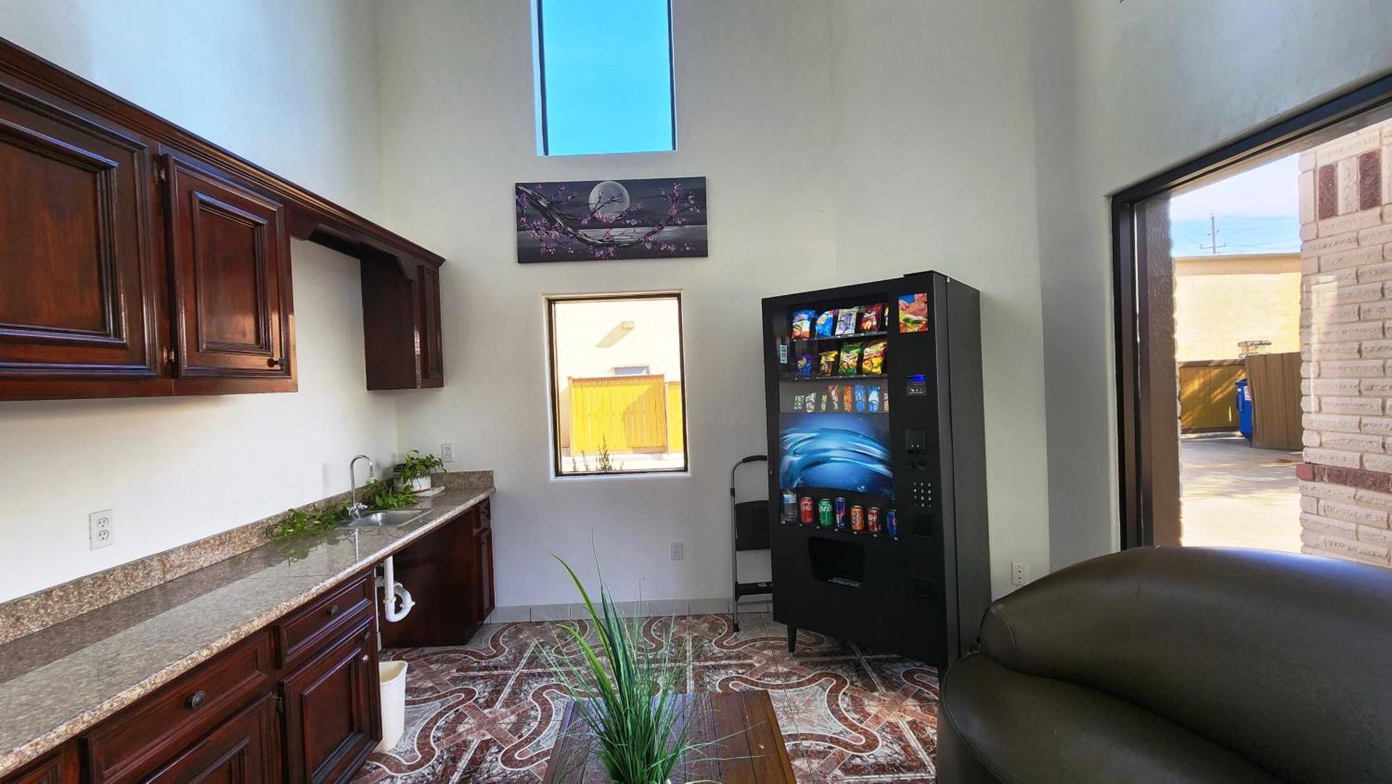 Scottish Inn & Suites Sam Houston Parkway Экстерьер фото