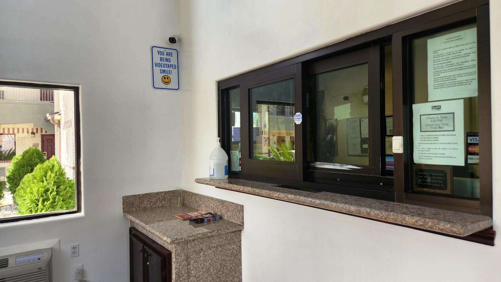 Scottish Inn & Suites Sam Houston Parkway Экстерьер фото