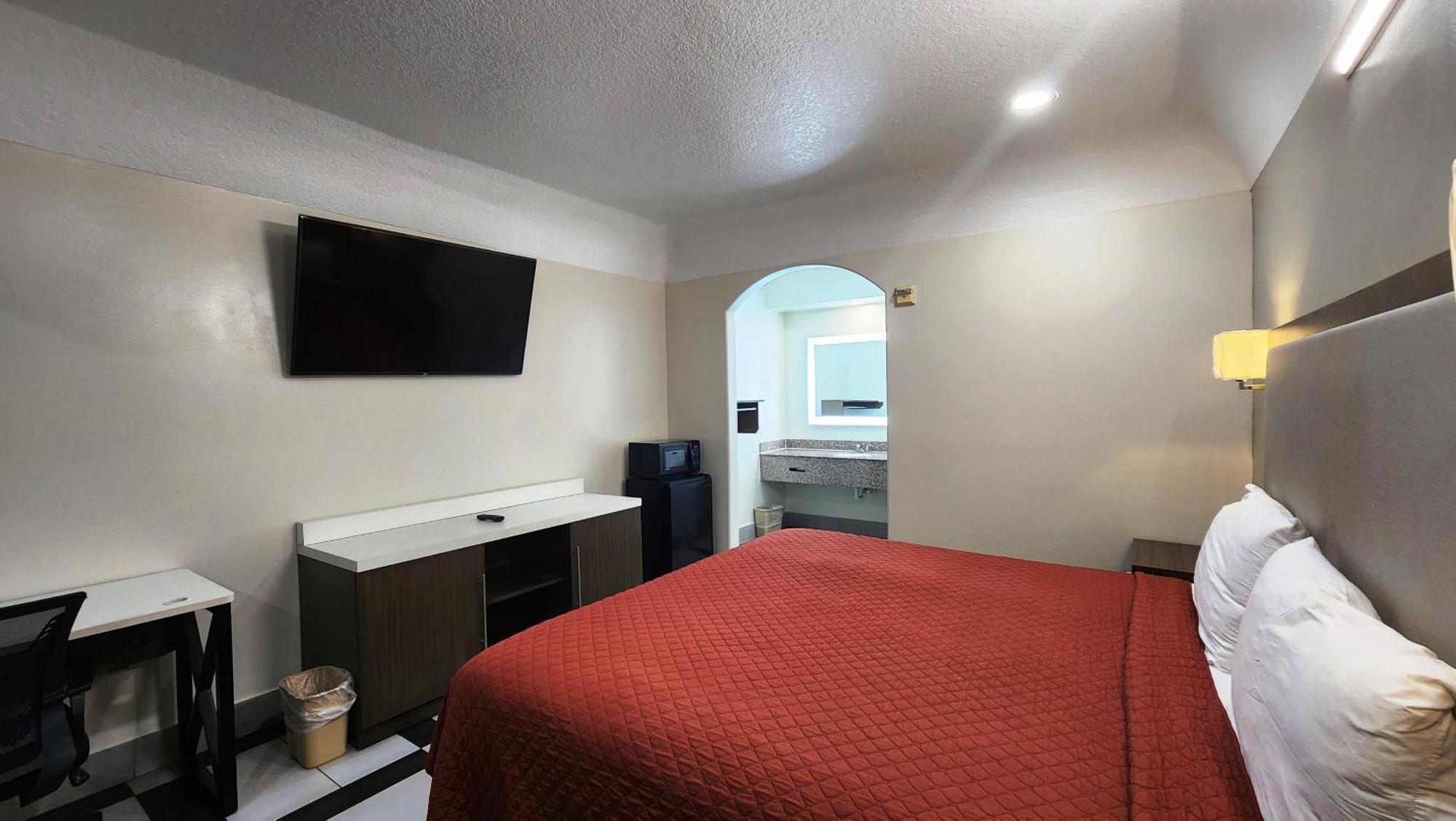 Scottish Inn & Suites Sam Houston Parkway Экстерьер фото