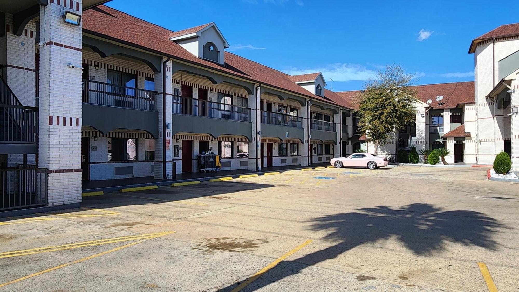 Scottish Inn & Suites Sam Houston Parkway Экстерьер фото